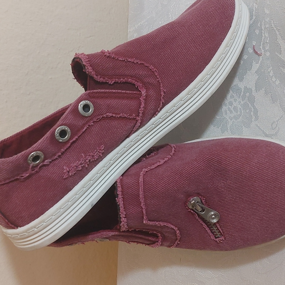 Blowfish distressed red canvas slip on sneakers. Size 8.5. NWOT